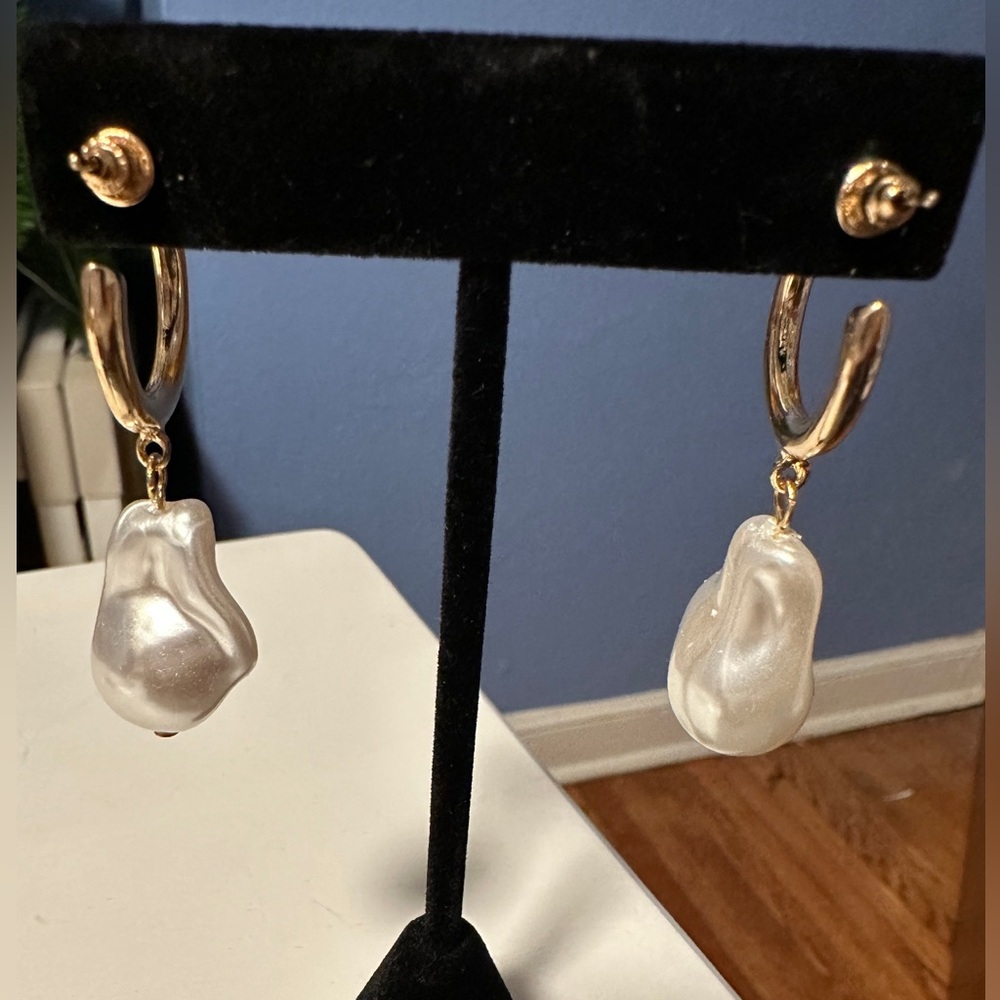 Fashion Jewelry Pierced Faux Pearl Earrings - Picture 2 of 2